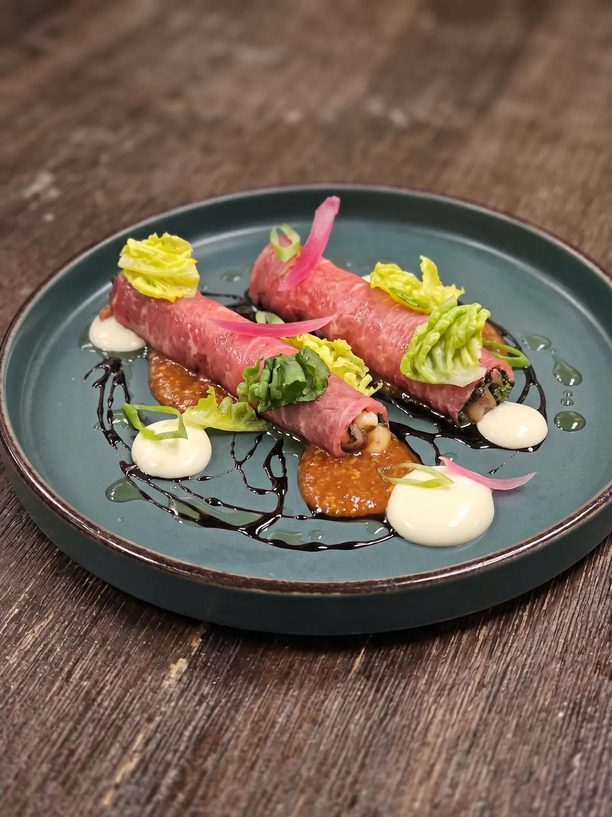 Carpaccio de bœuf façon cannelloni, sauce aux poivrons et crème