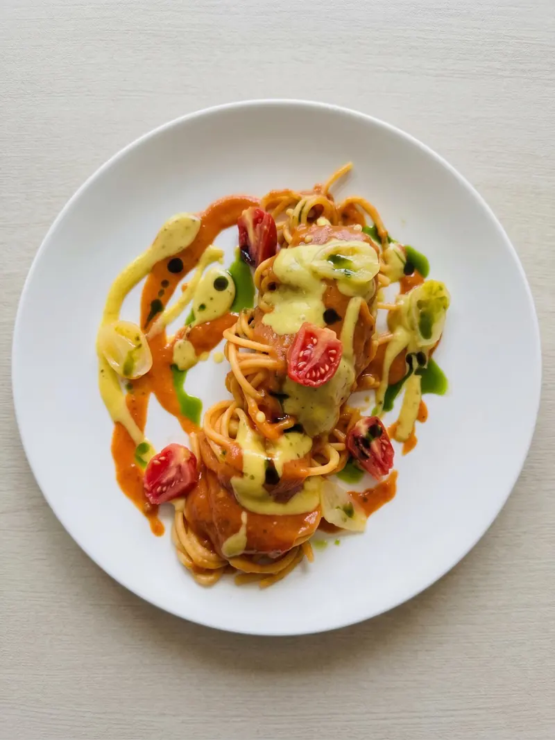 Spaghetti, tomate et crème safranée