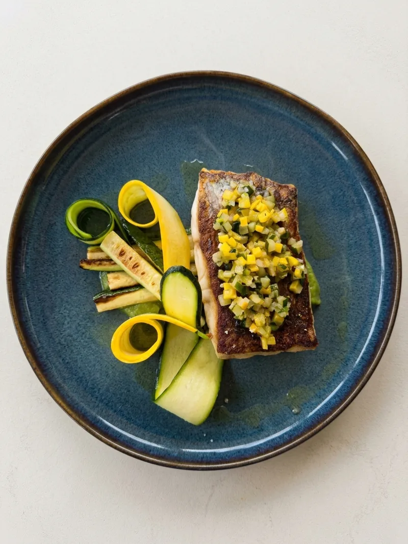Le poisson du jour à la plancha, sauce vierge et courgettes de saison