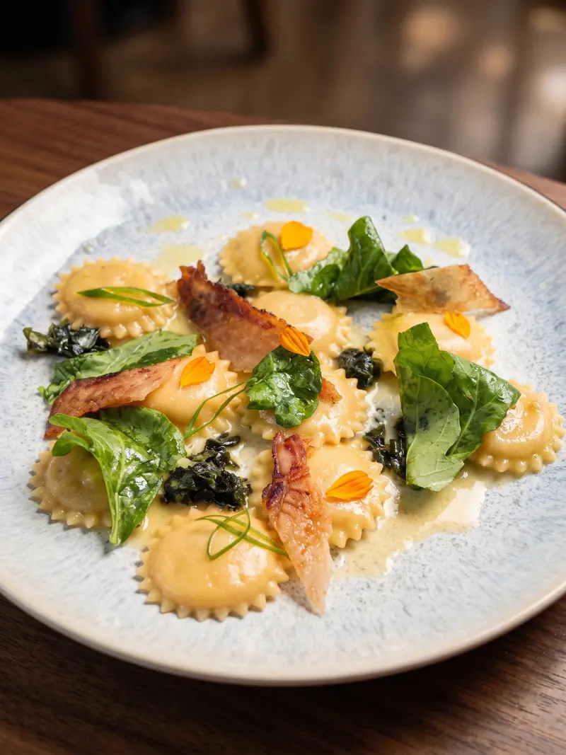 Ravioli, pancetta croustillante et jeunes pousses