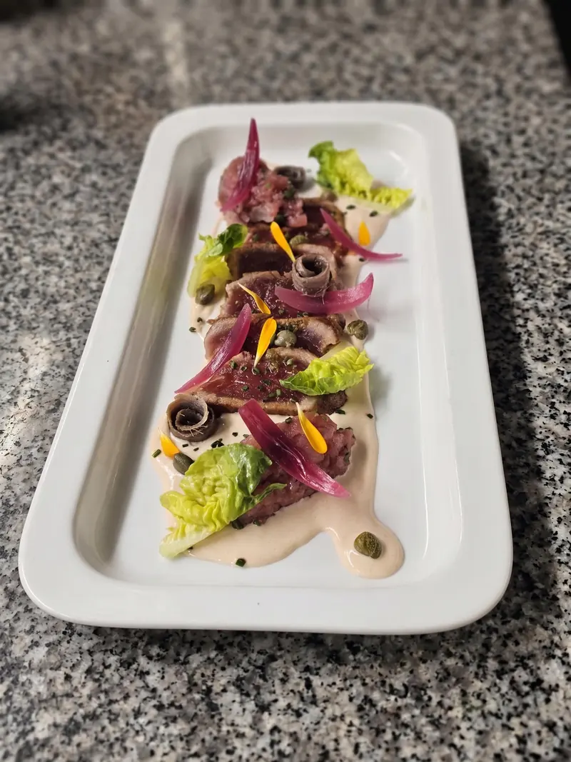 Thon blanc en trois consistances, sauce tonnato, câpres et oignons rouges